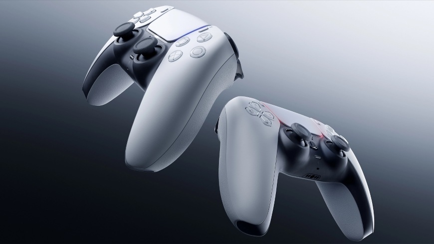 Fotografie dvou gamepadů Sony DualSense s elegantním, futuristickým designem