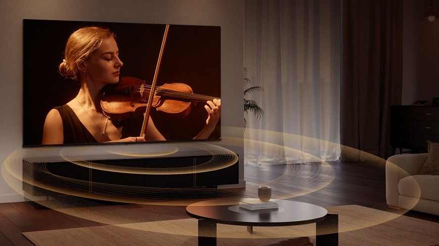 Televize Hisense 58A6S visí na stěně v obýváku a přehrává houslový koncert