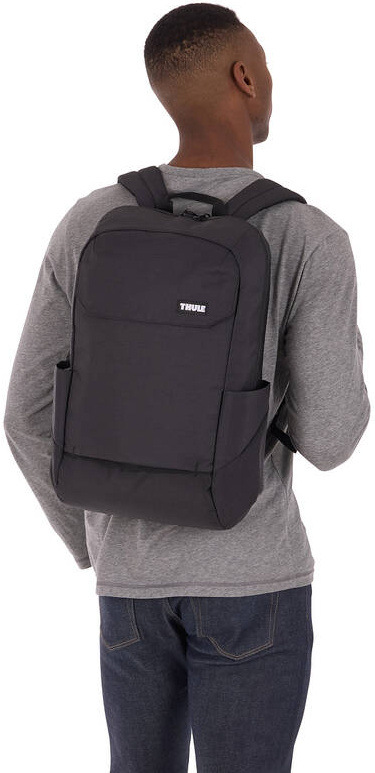 Batoh na notebook THULE Lithos 20 l černý Muž s batohem na notebook THULE Lithos 20 l - černý