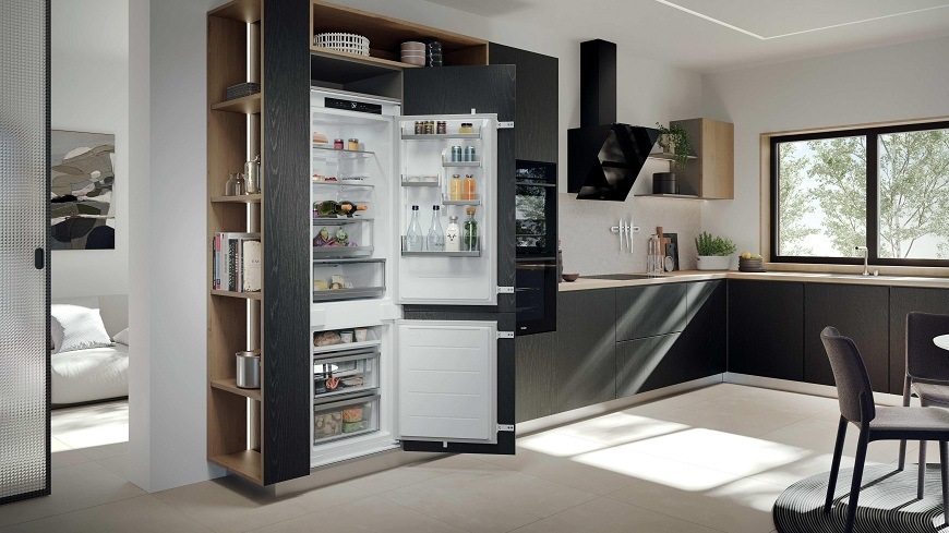 vestavná lednice haier EHBQW5518E zabudovaná v kuchyni, dveře jsou otevřené