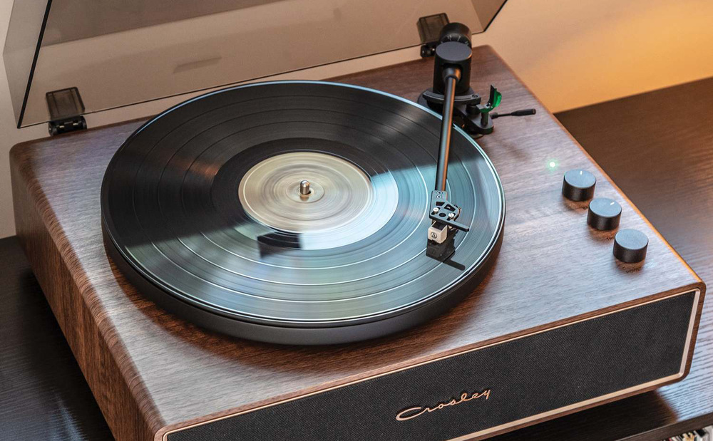 Gramofon Crosley Stave hnědý Bluetooth umožňuje přehrávání i odesílání zvuku do externích zařízení včetně reproduktorů a sluchátek.