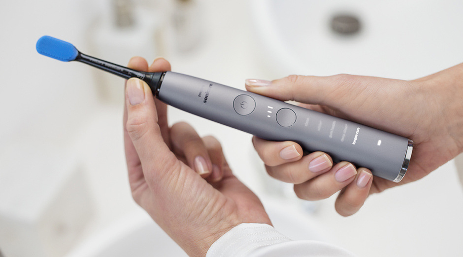 Zubní kartáček Philips Sonicare DiamondClean Smart Silver HX9924/47 stříbrný Zubní kartáček Philips Sonicare DiamondClean Smart Silver HX9924/47 stříbrný