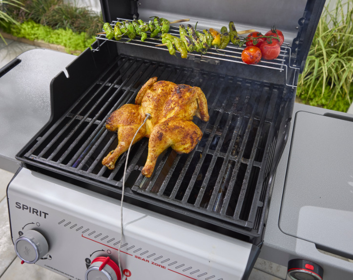 Grilování kuřete a zeleniny na zahradním grilu Weber Spirit EX-325 na terase