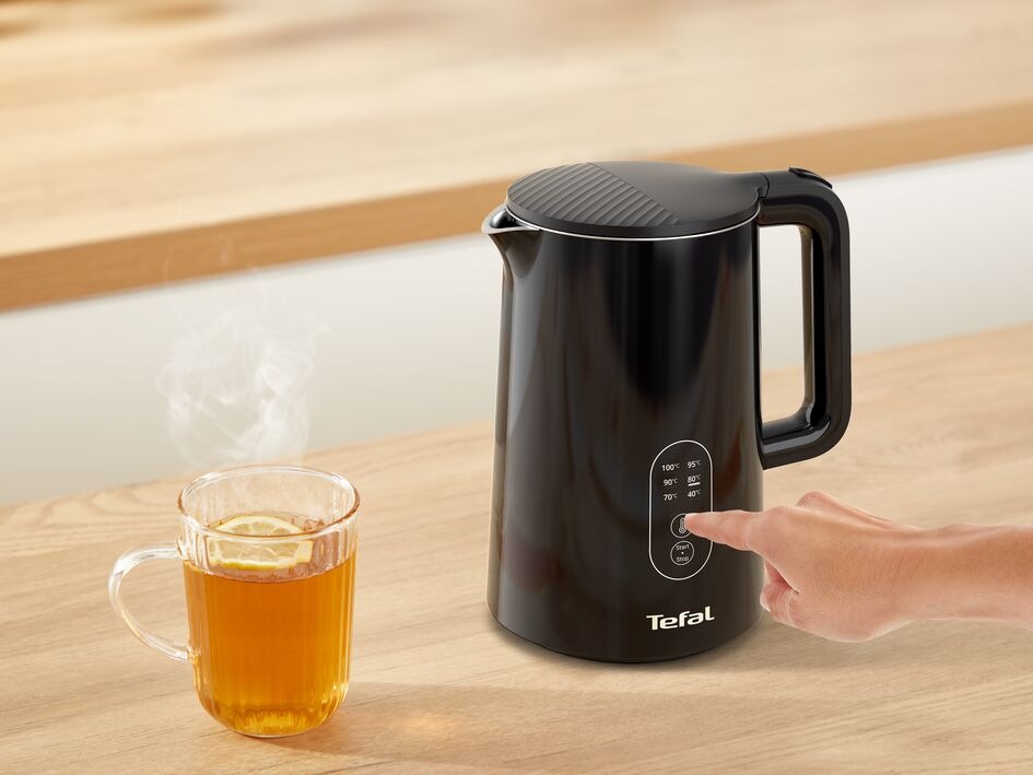 Žena ovládá konvici Tefal KO6518E0 Thermo Protect