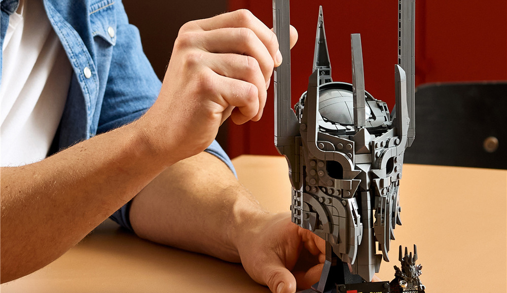 Stavebnice LEGO Icons přenáší ikonickou Sauronovu helmu do podoby detailního modelu pro dospělé fanoušky