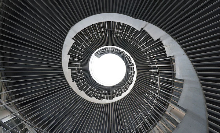 Objektiv Sony E 11 mm f/1.8 černý Obrázek točitého schodiště