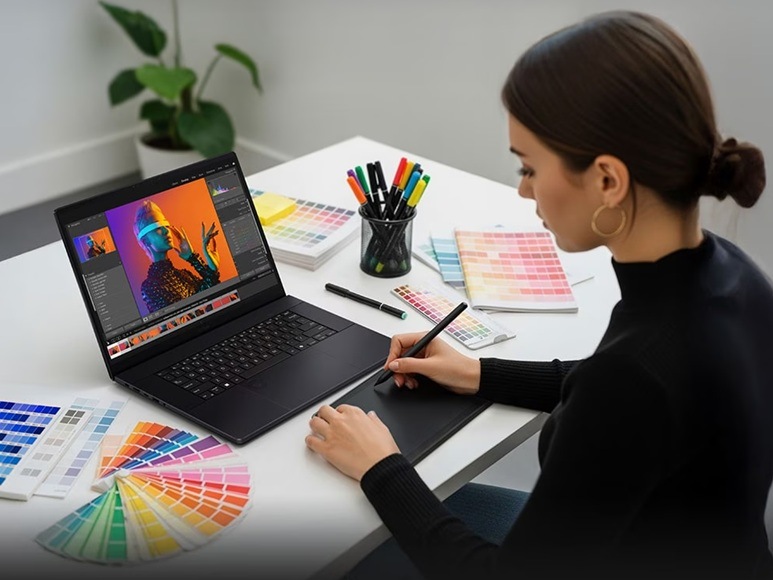Notebook Asus ProArt P16 černý Žena pracující na notebooku.