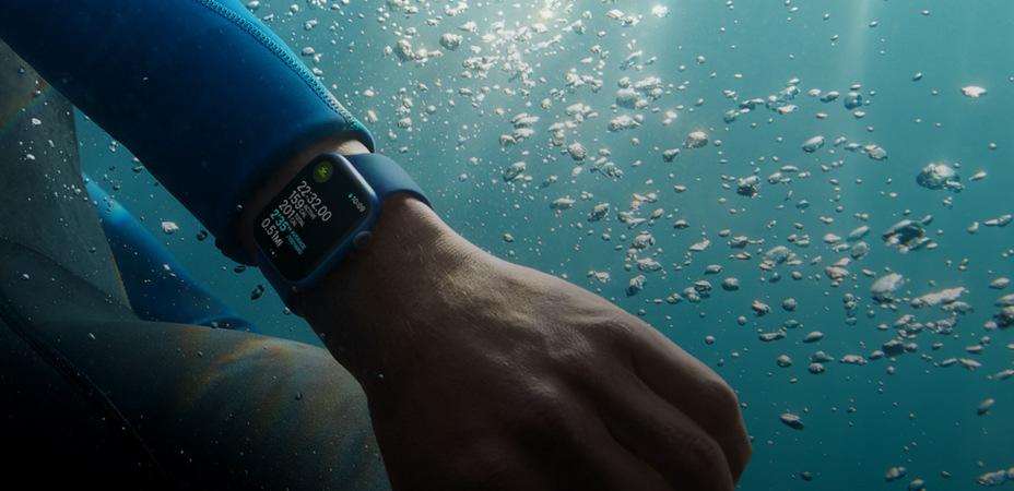 Chytré hodinky Apple Watch Series 7 GPS + Cellular, 45mm pouzdro z modrého hliníku - hlubokomořsky modrý sportovní řemínek