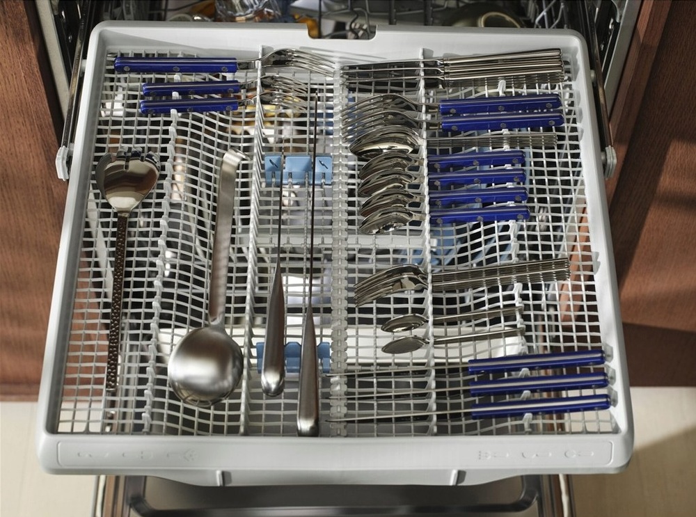 Myčka nádobí Electrolux série 500 E52LC200S Vysunutá zásuvka FlexiMax plná příborů.