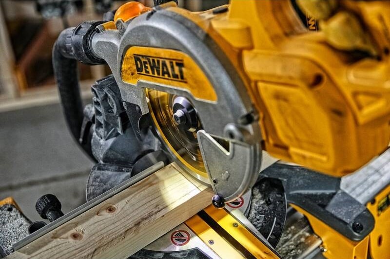 Pila pokosová Dewalt 54V XR Flexvolt DCS777T2 (s baterií) Pila pokosová Dewalt 54V XR Flexvolt DCS777T2 (s baterií)