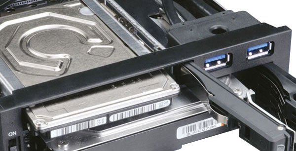 Rámeček AKASA Lokstor M51 2.5" & 3.5" SATA HDD Dock in 5.25" PC Bay, USB 3.0 pass through nabízí prostor pro dva pevné disky