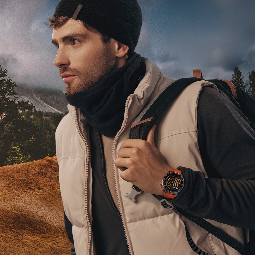 Chytré hodinky Garett Compass GPS – muž v outdoorovém oblečení s hodinkami na zápěstí v přírodě