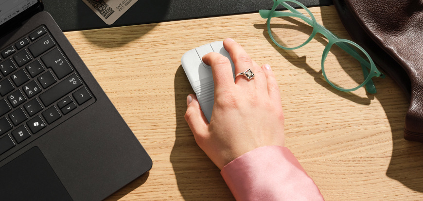 Kompaktní bezdrátová myš Logitech Mobi Fold je ideální pro notebook, tablet i práci na sdílených pracovních místech