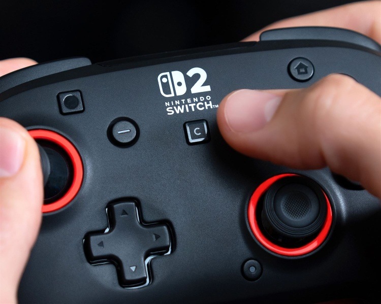 Gamepad Turtle Beach Rematch Wireless, NS2 černý Detail středové části gamepadu s logem Nintendo Switch 2 a tlačítkem C.