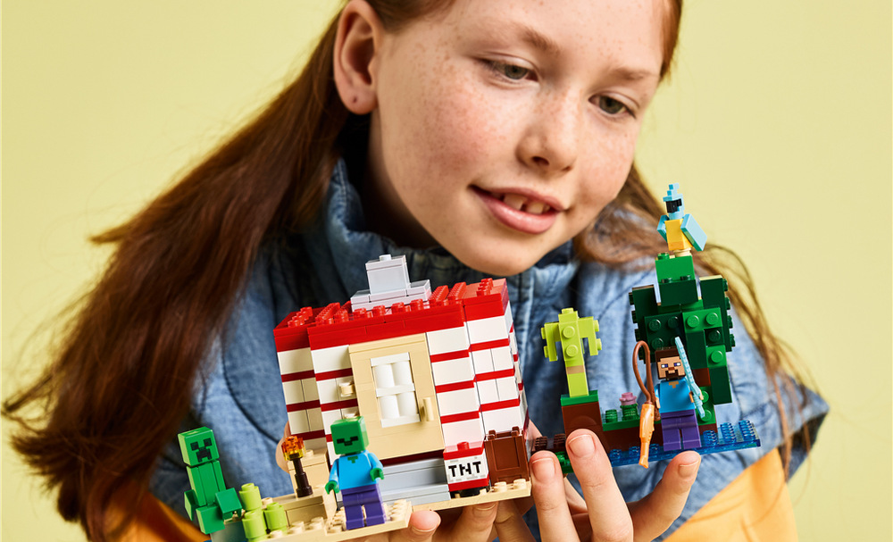 Stavebnice LEGO® Minecraft® 21275 TNT dům v džungli Steve, Creeper, zombie, papoušek a další doplňky umožní dětem vymýšlet souboje i klidnější příběhy.