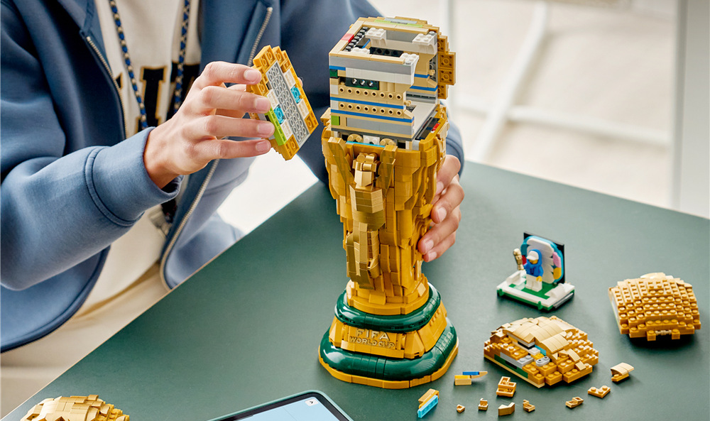 Stavebnice LEGO® Editions 43020 Oficiální trofej Mistrovství světa ve fotbale Sestavení 2 842 dílků nabízí mladým stavitelům náročný kreativní projekt zakončený působivým výstavním modelem.