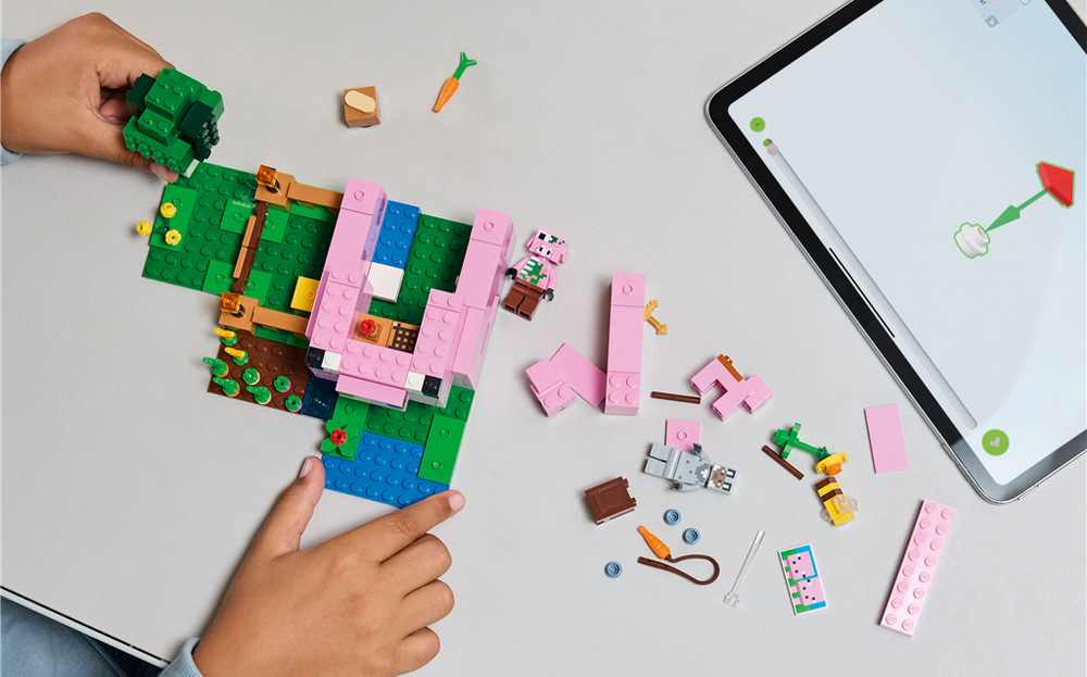 Stavebnice LEGO® Minecraft® 21268 Domeček Prasátka 238 kostek LEGO vytvoří kompaktní minecraftovou základnu, kterou si děti mohou stavět, prohlížet a upravovat.