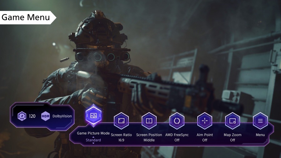 JVC TV s aktivním, přehledným herním menu zobrazeným přes scénu z akční videohry s vojákem v taktickém vybavení. Menu ukazuje klíčová herní nastavení, jako je poměr stran obrazu, poloha obrazovky, zapnutí a vypnutí funkcí AMD FreeSync a Aim Point
