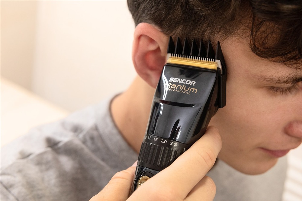 Zastřihovač vlasů Sencor SHP 8900BK s ukázkou reálného použití
