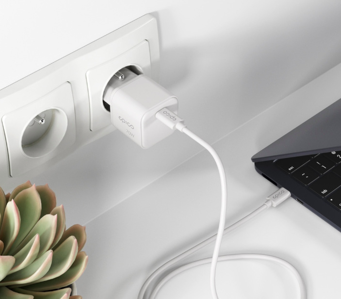 Nabíječka do sítě Epico UltraBoost Micro AVS GaN 70W bílý Napájecí adaptér Epico UltraBoost Micro AVS GaN 70 W připojený do zásuvky vedle notebooku a USB-C kabelu