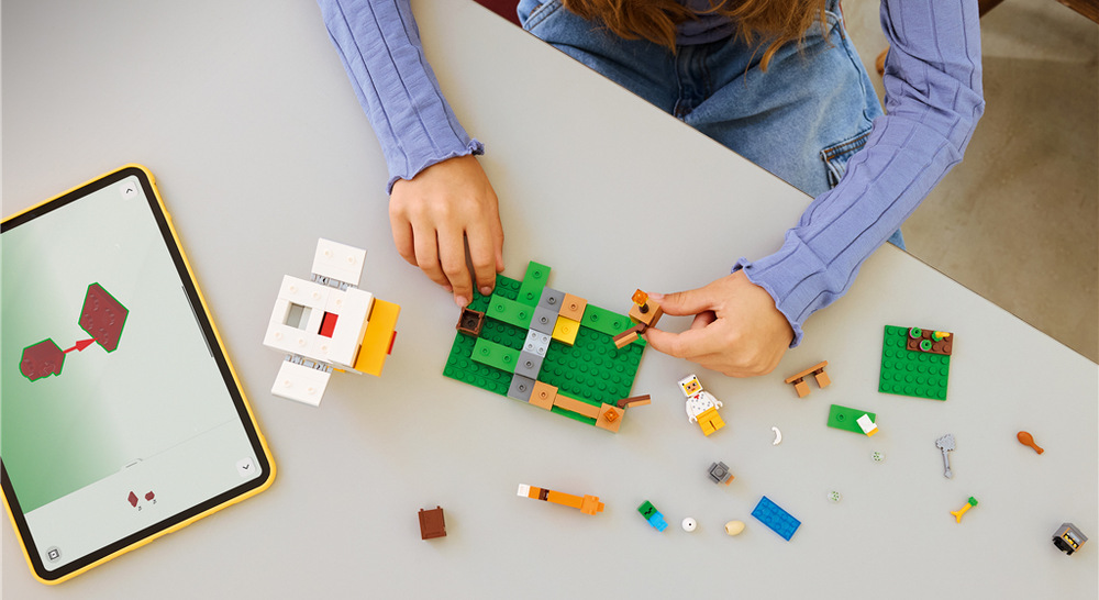 Stavebnice LEGO® Minecraft® 21585 Slepičí farma Děti mohou farmu přestavovat podle fantazie a díky aplikaci LEGO Builder si model prohlížet také ve 3D.