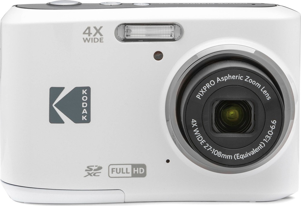 Přední strana kompaktního fotoaparátu Kodak PIXPRO FZ45 s objektivem a vestavěným bleskem