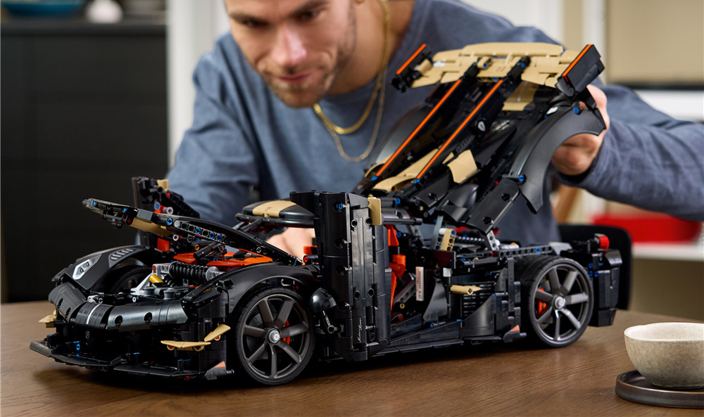 Režim „ghost“ automaticky otevírá dveře a kapotu a doplňuje model o efektní pohyblivý mechanismus.