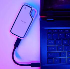 SSD externí SanDisk Extreme Portable 1TB, PlayStation 5, PC bílá barva
