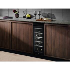 Vinotéka Electrolux EWUS018B7B černá barva
