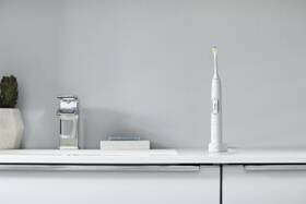 Zubní kartáček Philips HX6877/28 stříbrný/bílý

 obrázek produktu 5 z 7