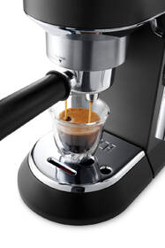 Pákový kávovar De'Longhi EC 685.BK černá barva
