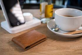 Peněženka FIXED Wallet pro AirTag z pravé hovězí kůže hnědá

 obrázek produktu 3 z 8