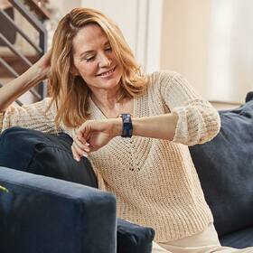 Chytré hodinky Fitbit Versa 2 Special Edition (NFC) - Navy & Pink Woven 

 obrázek produktu 7 z 7