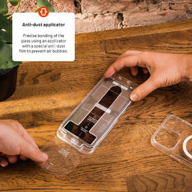 Tvrzené sklo FIXED Armor s Anti-dust aplikátorem na Apple iPhone 12 Pro Max/13 Pro Max/14 Plus černá barva
