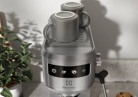 Pákový kávovar Electrolux E6EC1-6ST 

 obrázek produktu 11 z 17