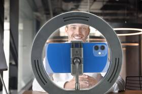 Světlo CellularLine Selfie Ring s LED osvětlením pro selfie fotky a videa černé

 obrázek produktu 5 z 8
