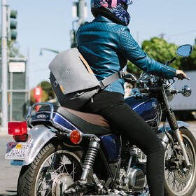 Brašna Peak Design Everyday Messenger 13L v2 šedá barva
