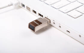 USB Flash Verbatim Fingerprint Secure, 64GB stříbrná barva

