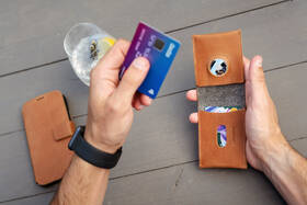 Peněženka FIXED Wallet pro AirTag z pravé hovězí kůže hnědá

 obrázek produktu 5 z 8