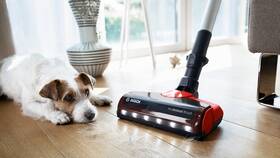 Tyčový vysavač Bosch BBS711ANM červená barva
