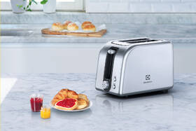 Topinkovač Electrolux EAT7700 stříbrný/nerez

 obrázek produktu 3 z 3