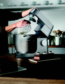 Kuchyňský robot KENWOOD KVL8320S stříbrná barva
