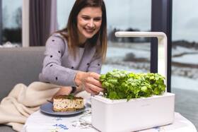 Chytrý květináč Click and Grow Smart Garden 3 bílý

 obrázek produktu 4 z 7