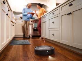 Robotický vysavač iRobot Roomba j7 černá barva
