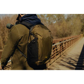 Batoh Peak Design Outdoor Backpack Zip 18L zelený

 obrázek produktu 8 z 9