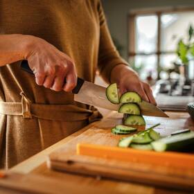 Nůž Fiskars kuchařský 21 cm 

 obrázek produktu 2 z 2
