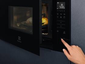 Mikrovlnná trouba Electrolux KMFE172TEX černá barva
