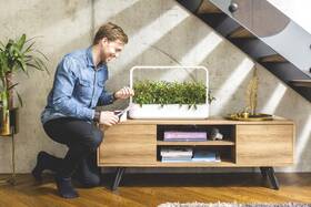 Chytrý květináč Click and Grow Smart Garden 9 bílý

 obrázek produktu 3 z 7