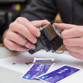 Ubrousky čistící AF Safepads - impregnované isopropylalkoholem (100 ks) bílé/modré

 obrázek produktu 1 z 1