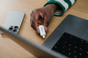 USB Flash Verbatim Plectra 256GB bílý

 obrázek produktu 3 z 3